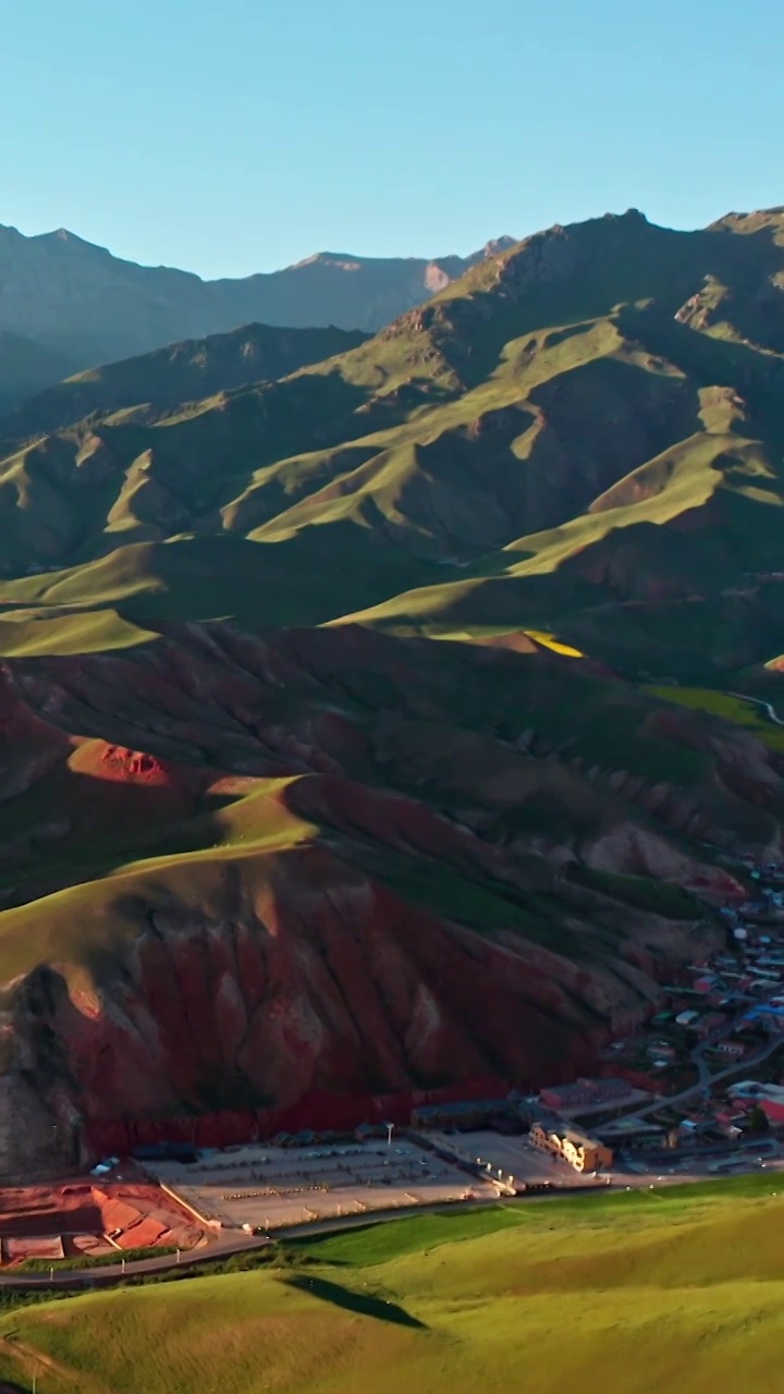 阳光下山的层次，夕阳下的祁连山，祁连卓尔山景区的光影视频下载