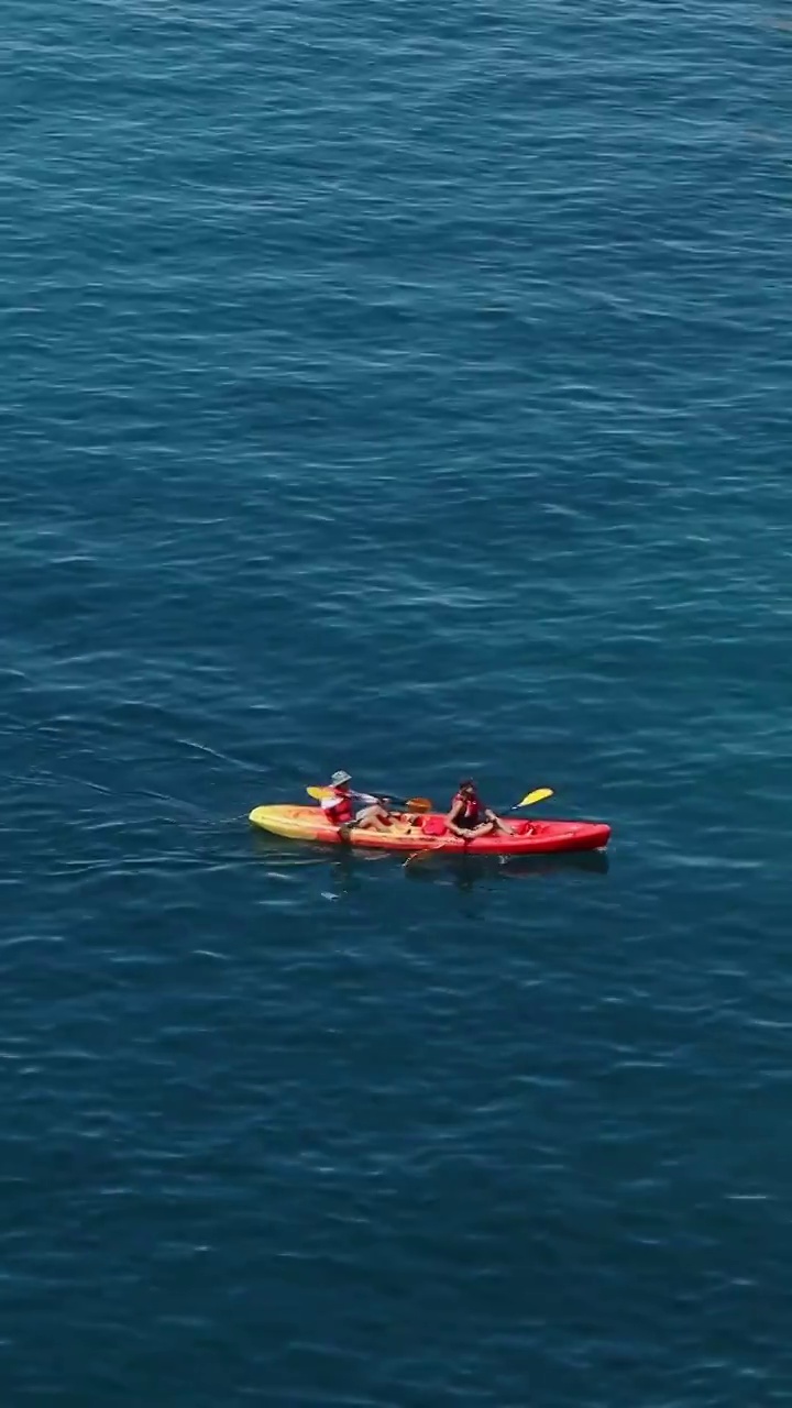 海中的皮划艇，欧洲人悠闲的生活方式，亚得里亚海的水上运动视频下载