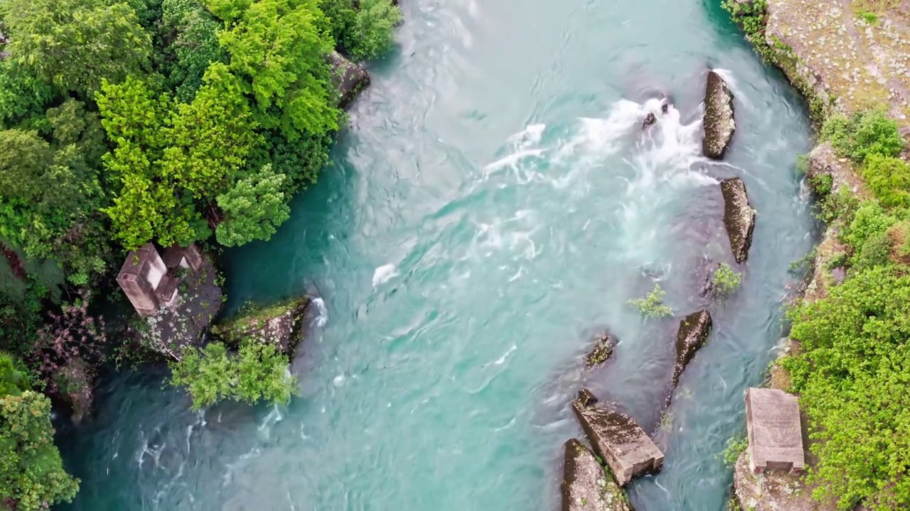 夏天流动的河流，绿色生态之美，潺潺流水，静谧安静的自然景观视频下载