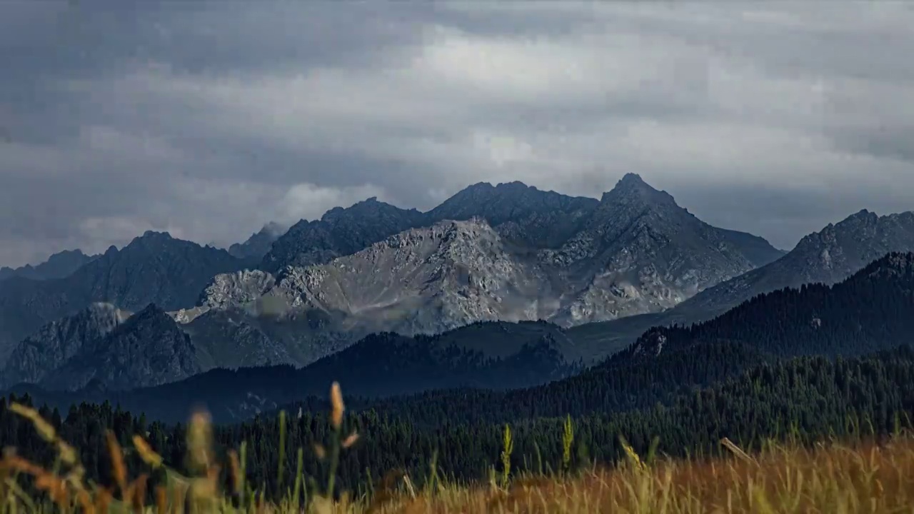 新疆 奇台 江布拉克景区里的山峰视频下载
