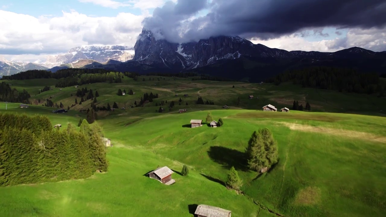 意大利多洛米蒂山区苏西高原自然风景航拍视频下载