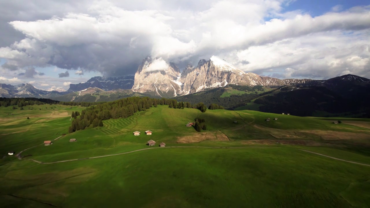 意大利多洛米蒂山区苏西高原自然风景航拍视频下载