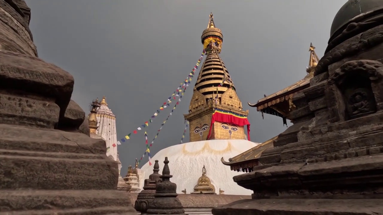 尼泊尔猴庙，斯瓦扬布纳特寺，加德满都的寺庙，远古的佛教建筑视频素材