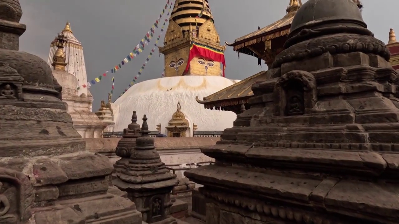 尼泊尔猴庙，斯瓦扬布纳特寺，加德满都的寺庙，远古的佛教建筑视频素材