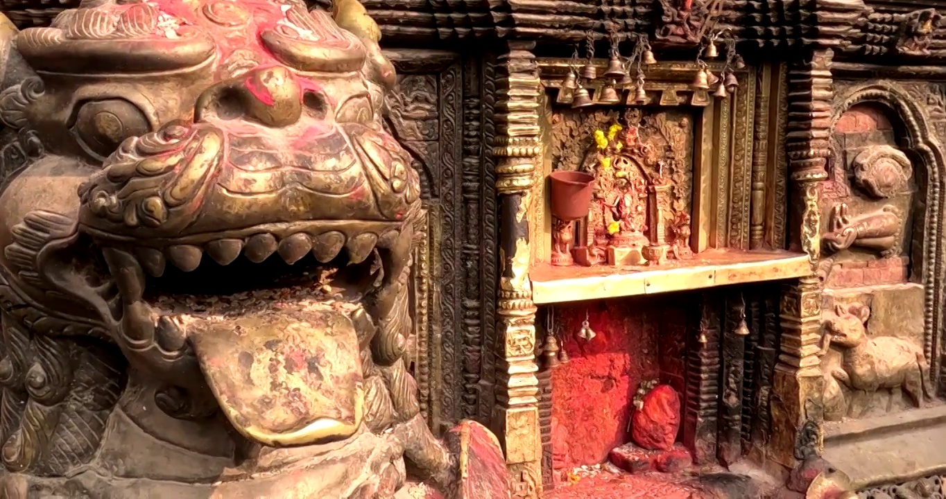 巴德岗古城的建筑，巴德岗杜巴广场，加德满都的佛教建筑与雕刻，鎏金的神兽视频下载