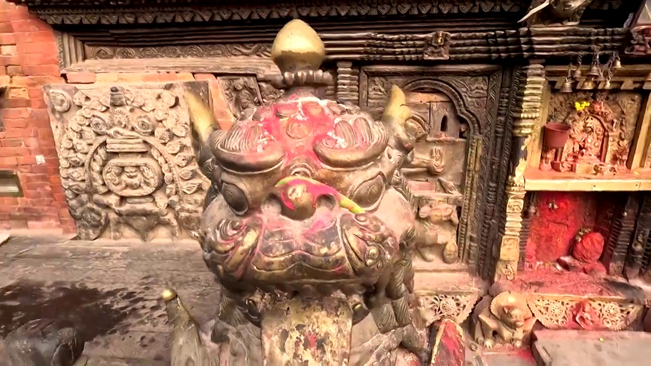 巴德岗古城的建筑，巴德岗杜巴广场，加德满都的佛教建筑与雕刻，鎏金的神兽视频下载