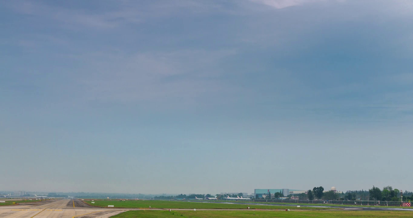 延时拍摄成都双流机场，清晨各航班排队从地平线起飞，正面30°角远景视频下载