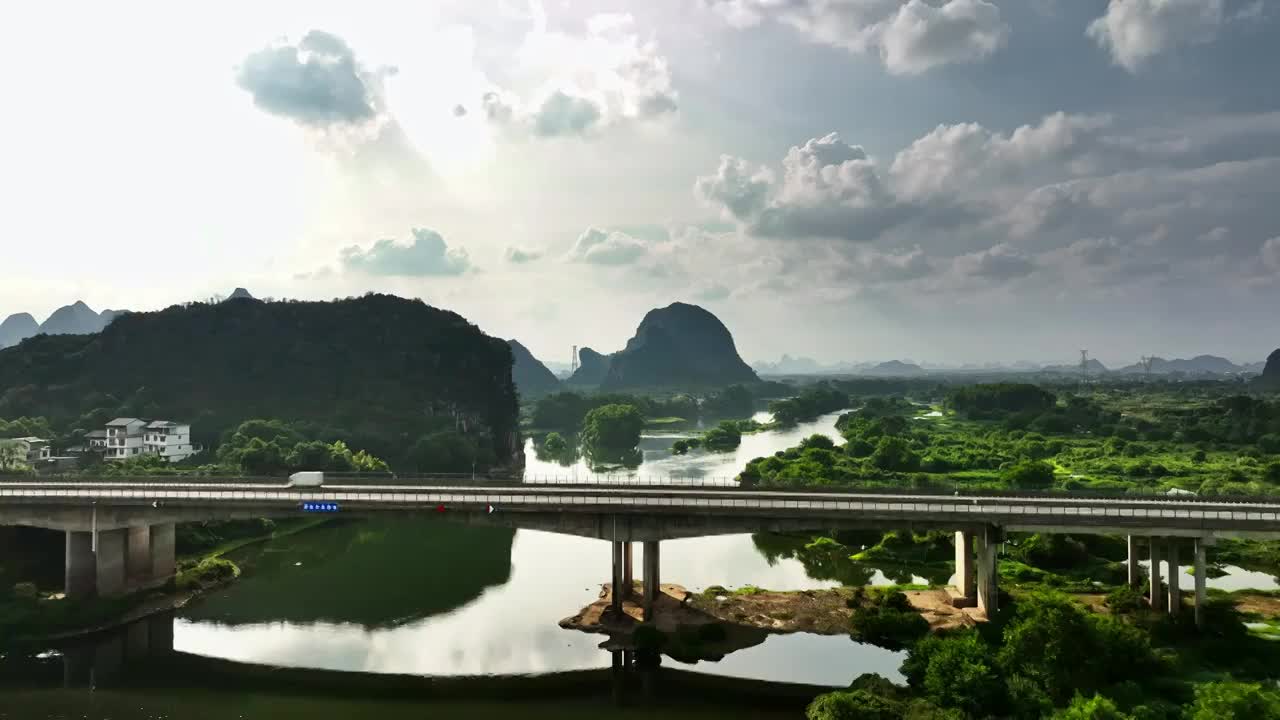 航拍桂林漓江上的高速公路大桥视频下载