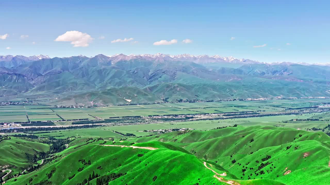 航拍中国新疆那拉提草原自然风光视频下载