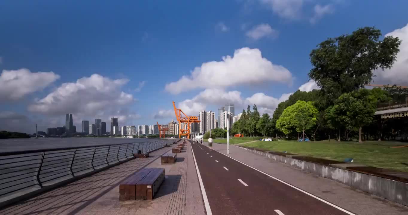 徐汇滨江步道直线前进 背景橘红吊车视频下载