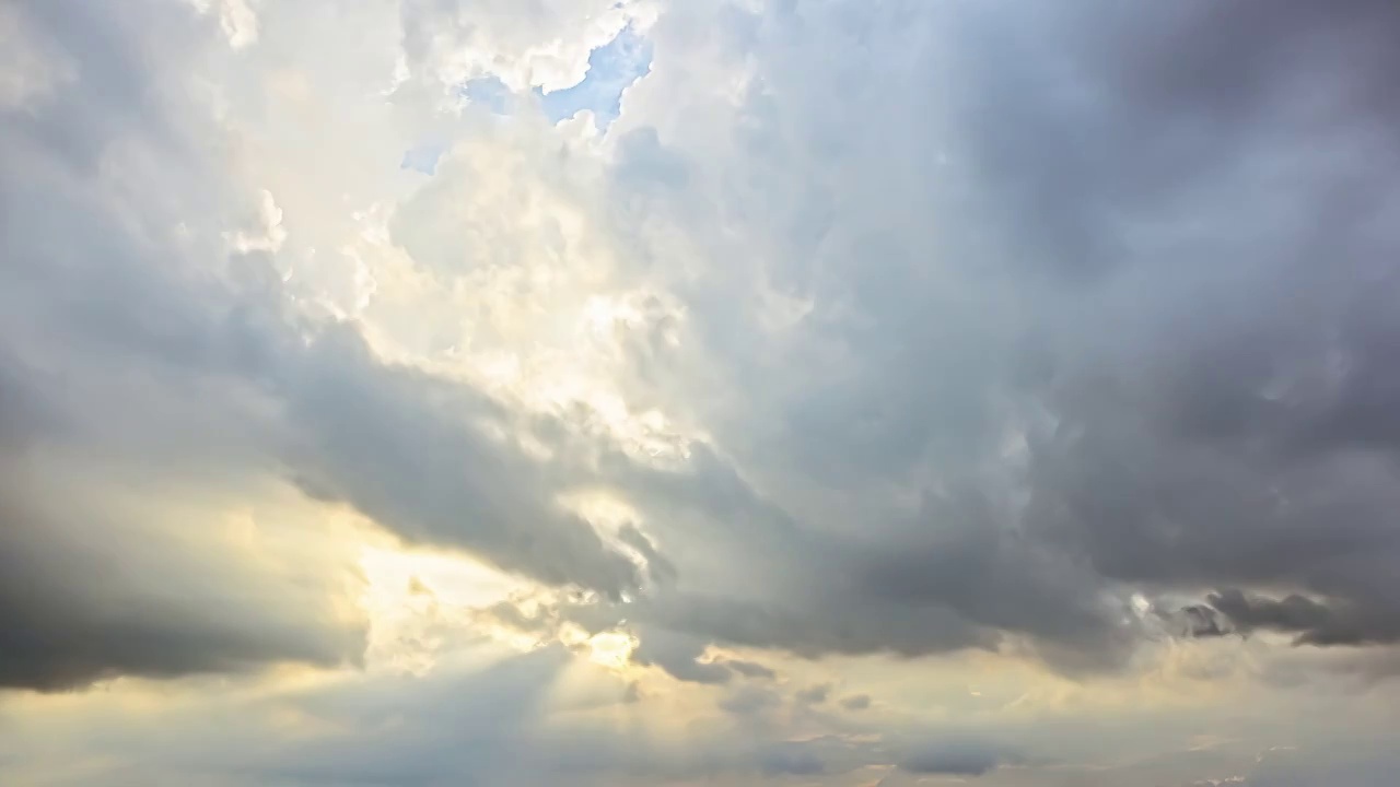 夏天空中飘动的日落云景延时摄影视频素材