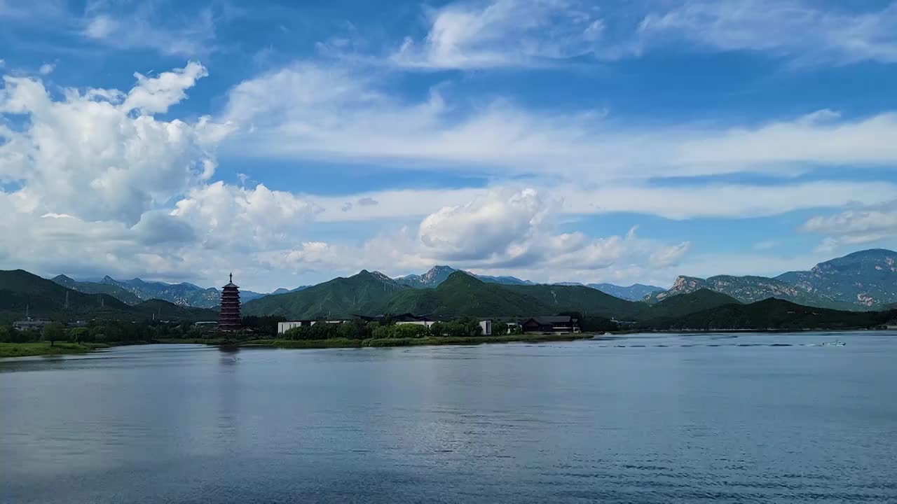 远眺蓝天白云下的北京怀柔雁栖湖岸边雁栖塔风景延时视频素材