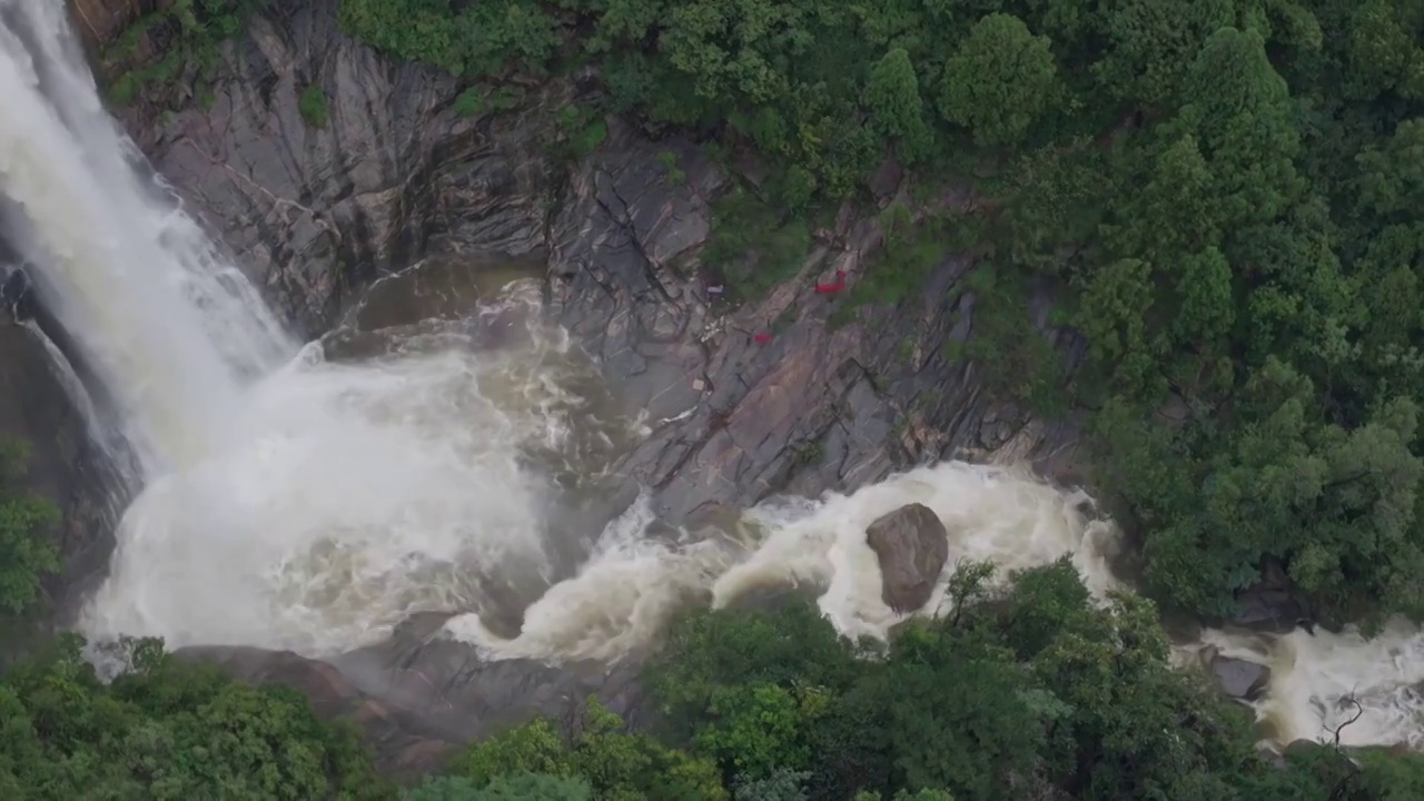 雨后泰山，俯瞰飞瀑流泉视频素材