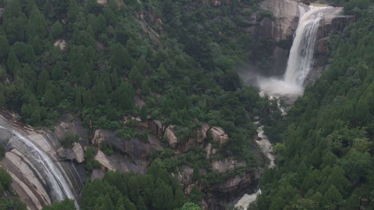 雨后泰山，俯瞰飞瀑流泉视频素材