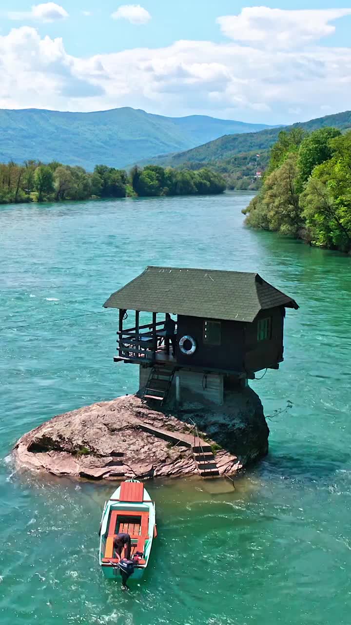 河中央孤独的小屋，塞尔维亚著名景点，德里纳河遗世独立的河中小屋视频下载