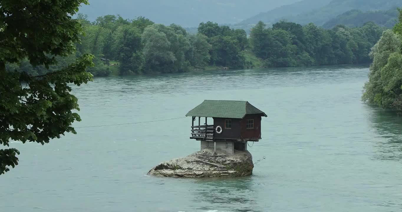 河中央孤独的小屋，塞尔维亚著名景点，德里纳河遗世独立的河中小屋视频下载