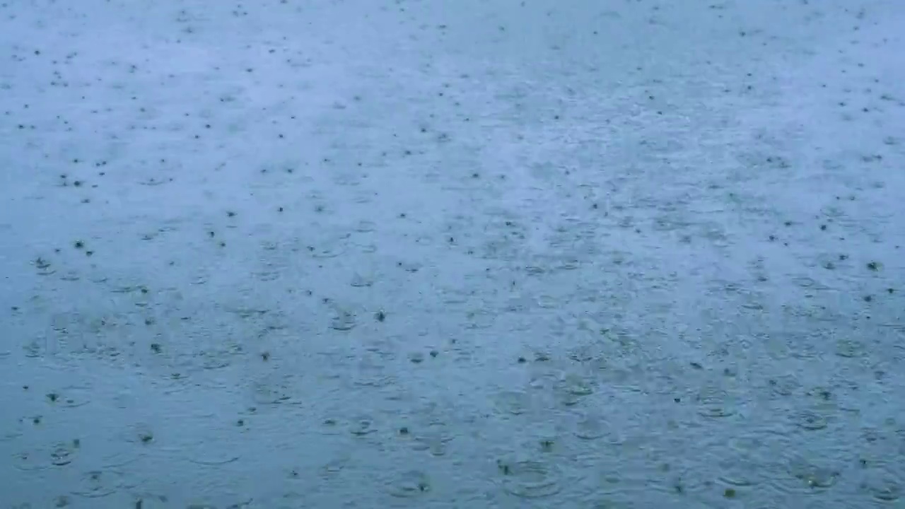 水面上的雨滴视频素材