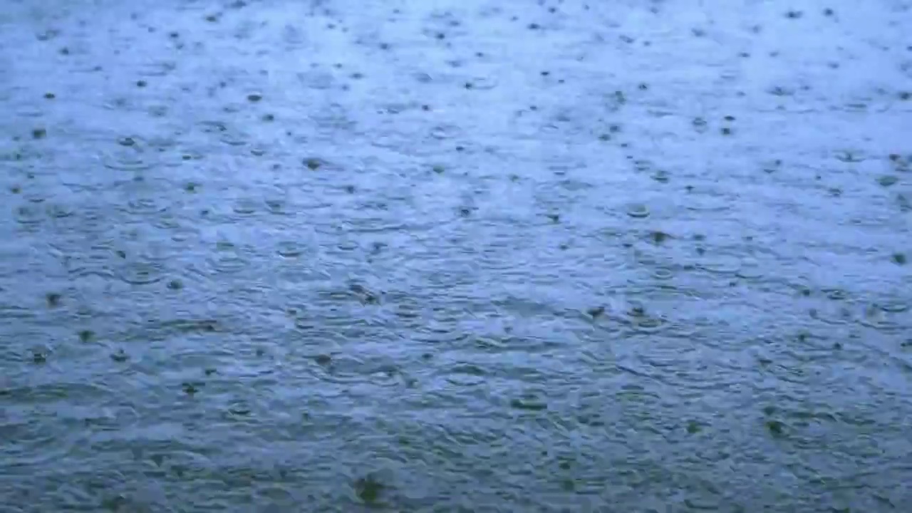 水面上的雨滴视频素材