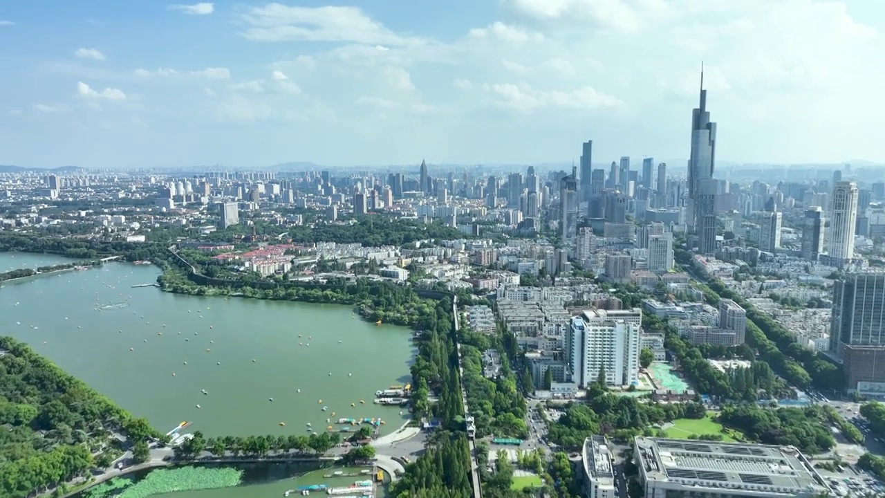 南京地标紫峰大厦和南京明城墙的航拍风光视频素材