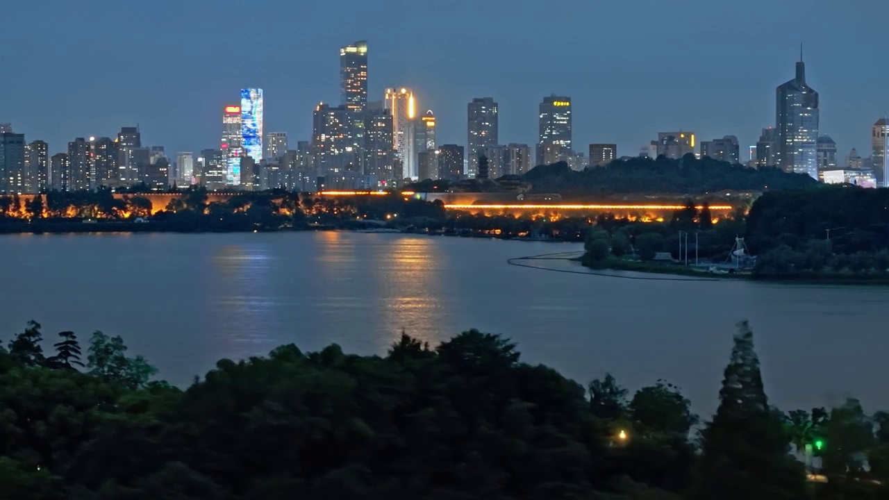 静谧的南京玄武湖与城市夜景视频素材