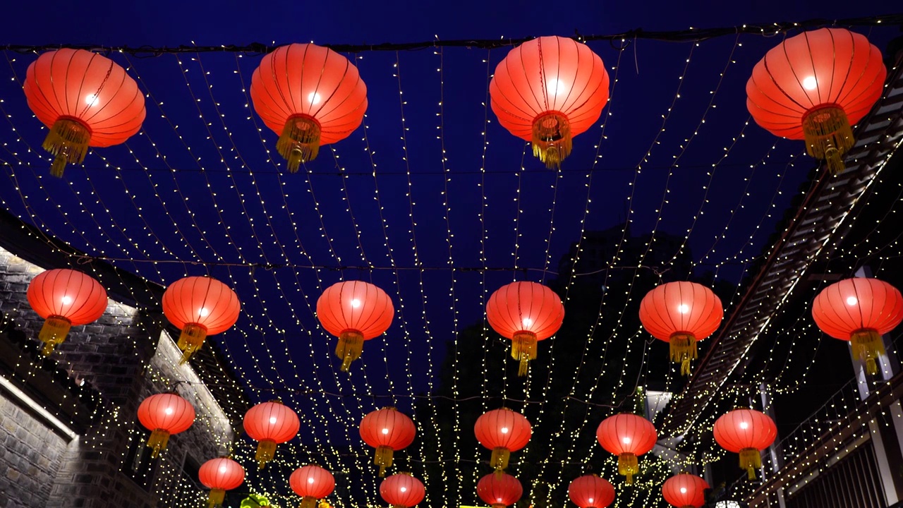 南京熙南里历史文化休闲街区悬挂的国风红灯笼视频下载