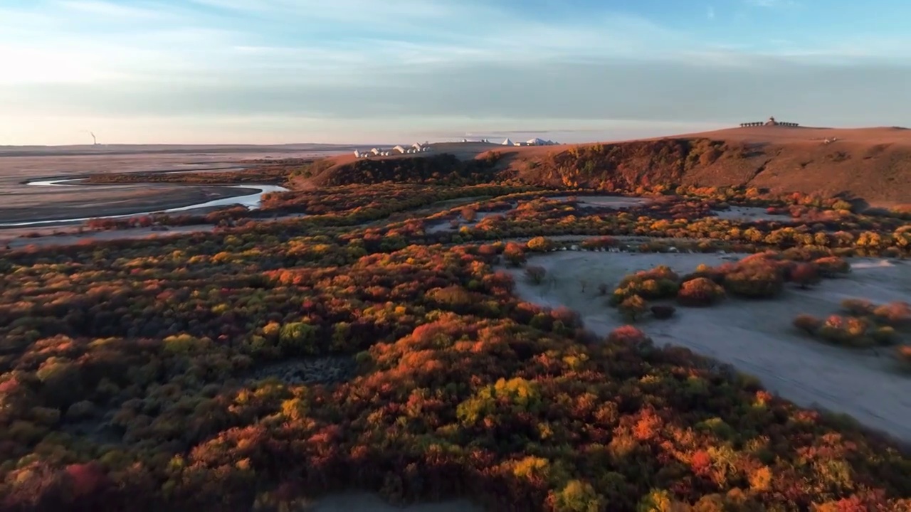 黎明时分航拍中国内蒙古河床秋季风光视频下载