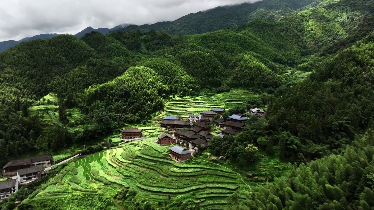高视角航拍桂林山区的村庄和梯田视频下载