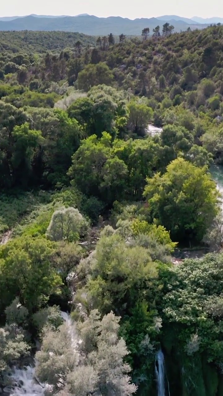 夏天湍急的瀑布，克拉维斯瀑布，莫斯塔尔的河流，巴尔干的风景视频下载