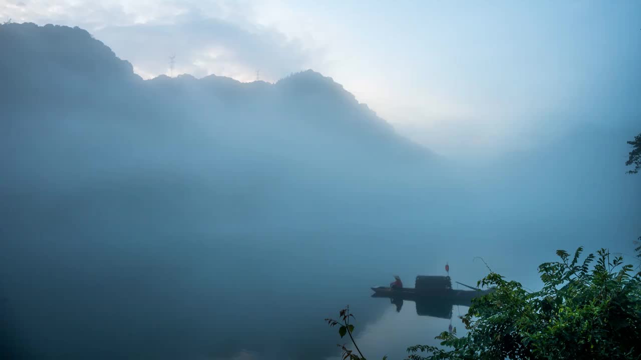 雾漫小东江-渔民在晨雾中划船撒网捕鱼视频下载