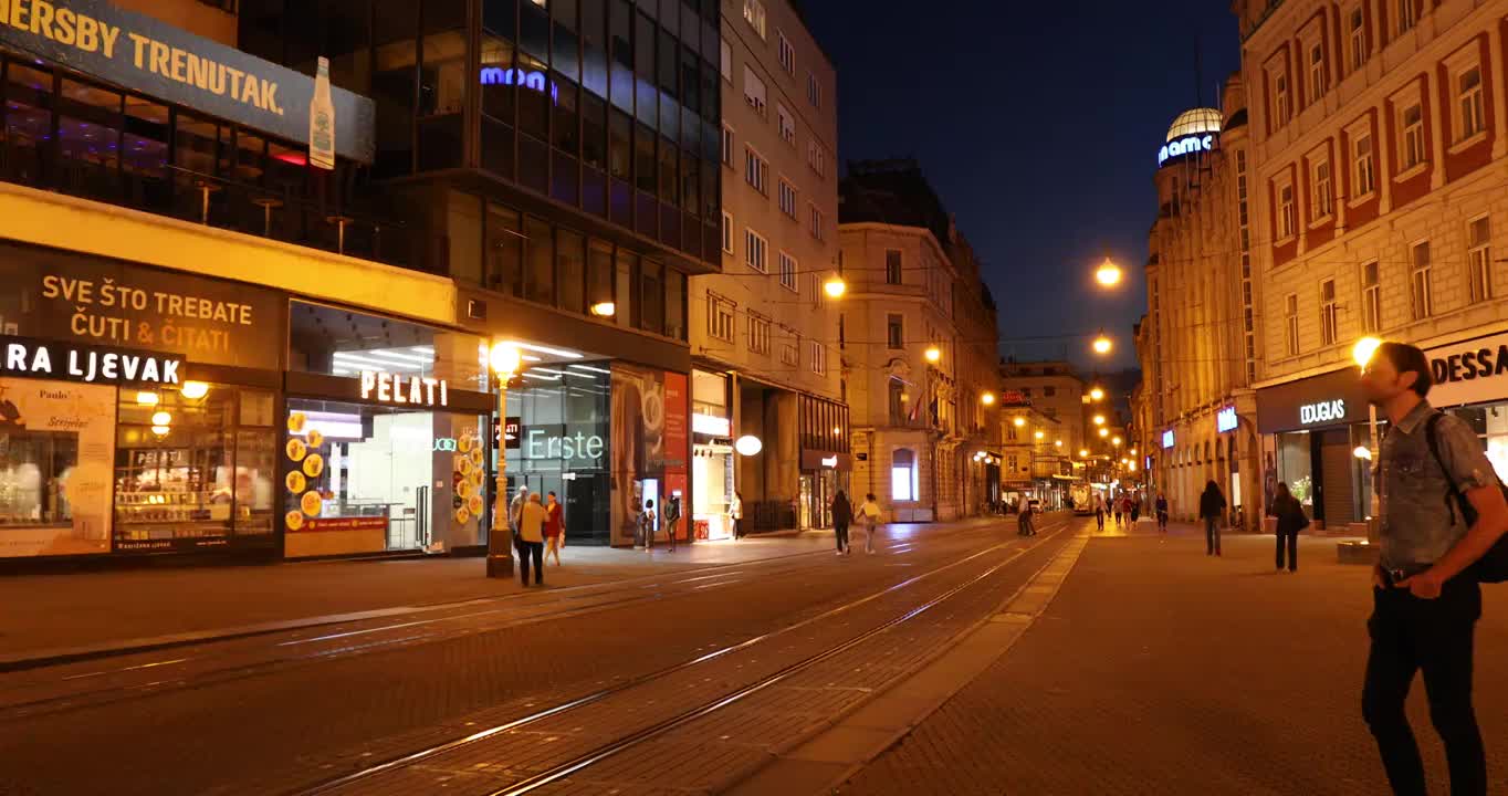克罗地亚的夜景，首都萨格勒布的有轨电车，欧洲夜晚的城市生活，商业街的公共交通视频下载