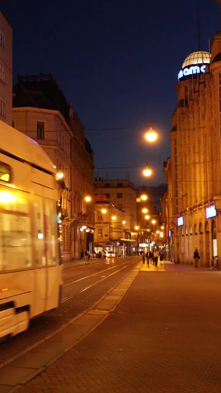克罗地亚的夜景，首都萨格勒布的有轨电车，欧洲夜晚的城市生活，商业街的公共交通视频下载