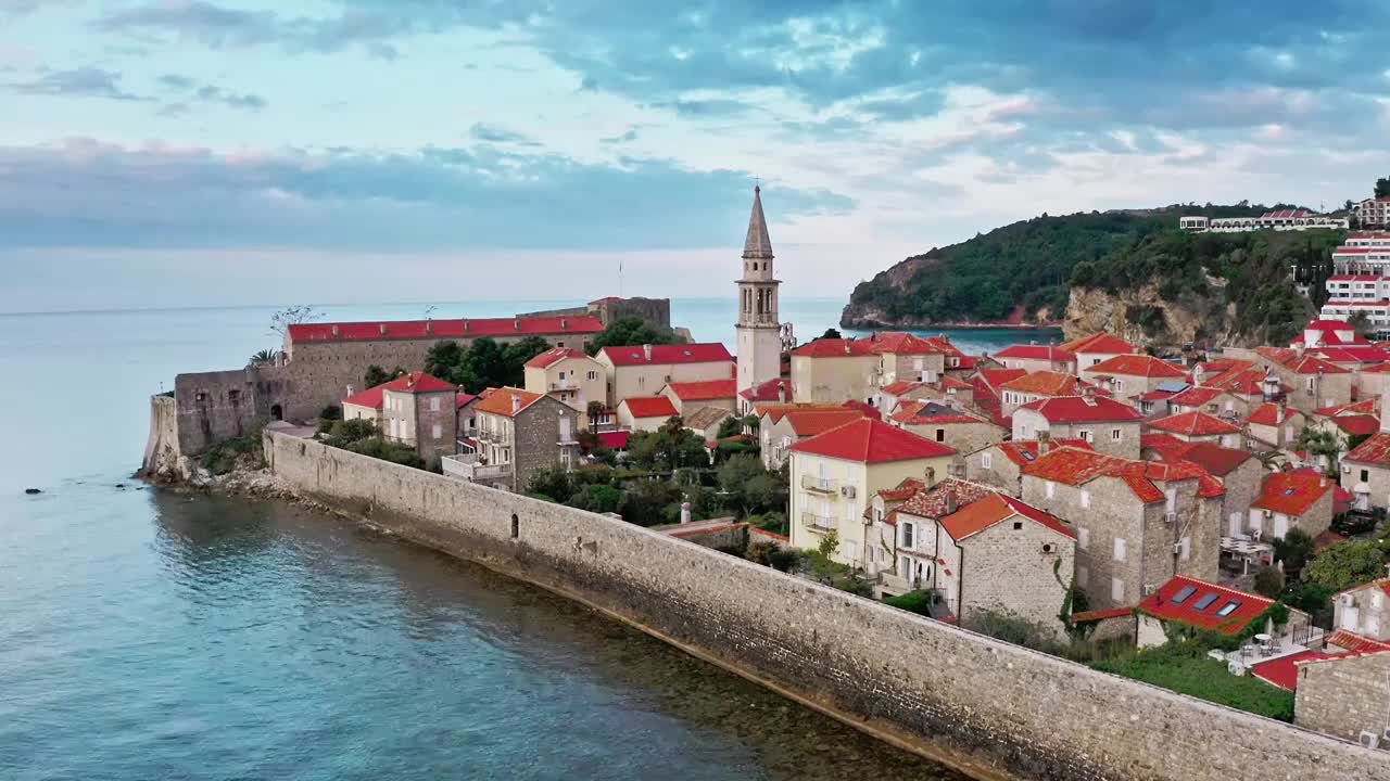 海边的古城，欧洲古城，布德瓦老城，巴尔干古城，亚得里亚海的风光视频下载