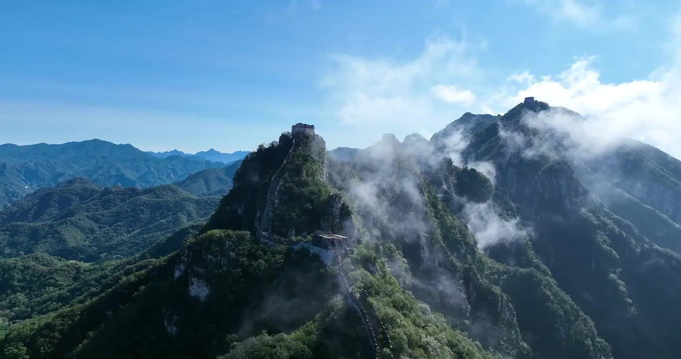 航拍云雾缭绕围绕着的北京怀柔箭扣长城风景视频下载