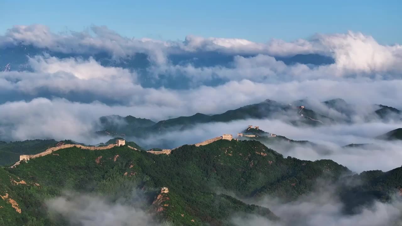 航拍金山岭长城日出壮美云海视频素材