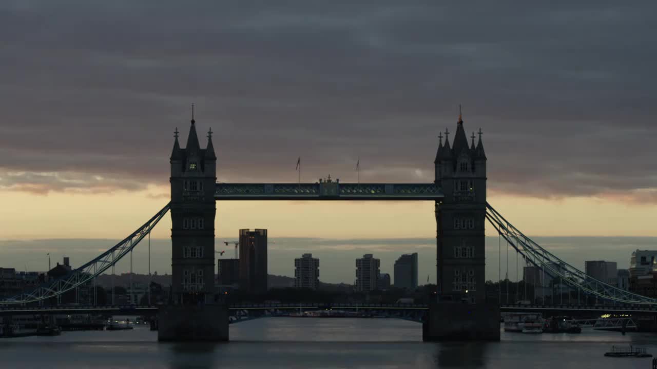 伦敦塔桥夜晚空镜视频下载