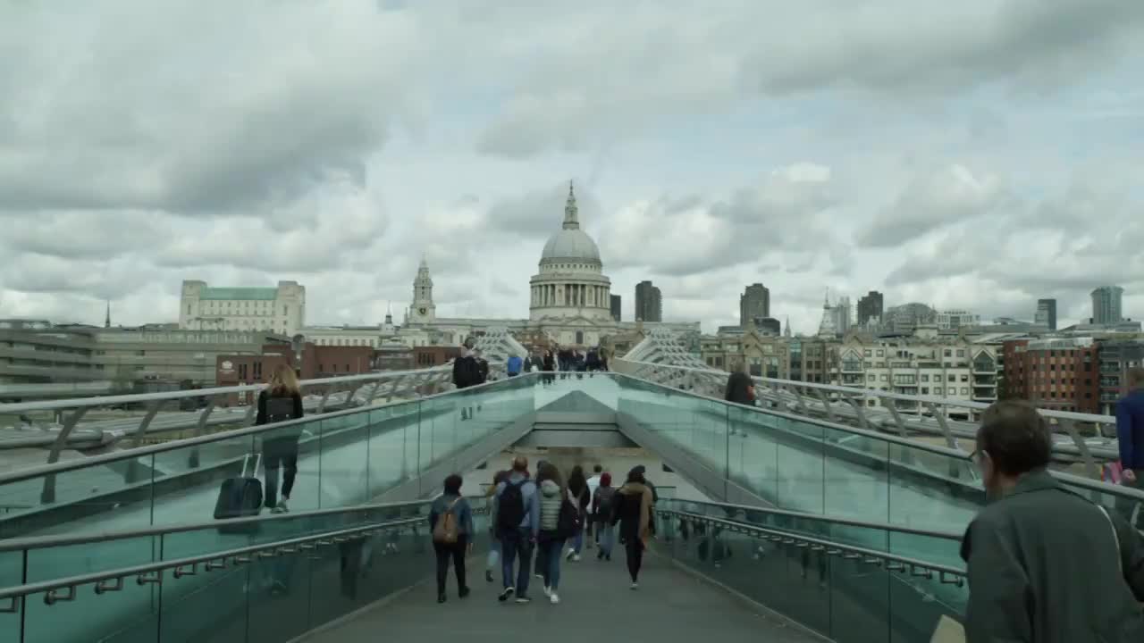 英国伦敦天桥上行走的人群视频下载