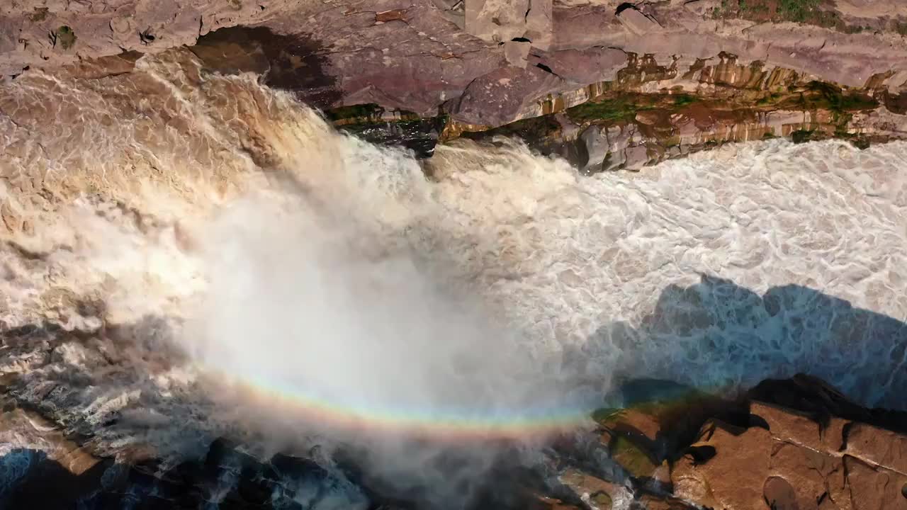 黄河壶口瀑布（陕西侧），壶口瀑布壮观的水流，天下黄河一口收，壮观的瀑布与河流视频下载