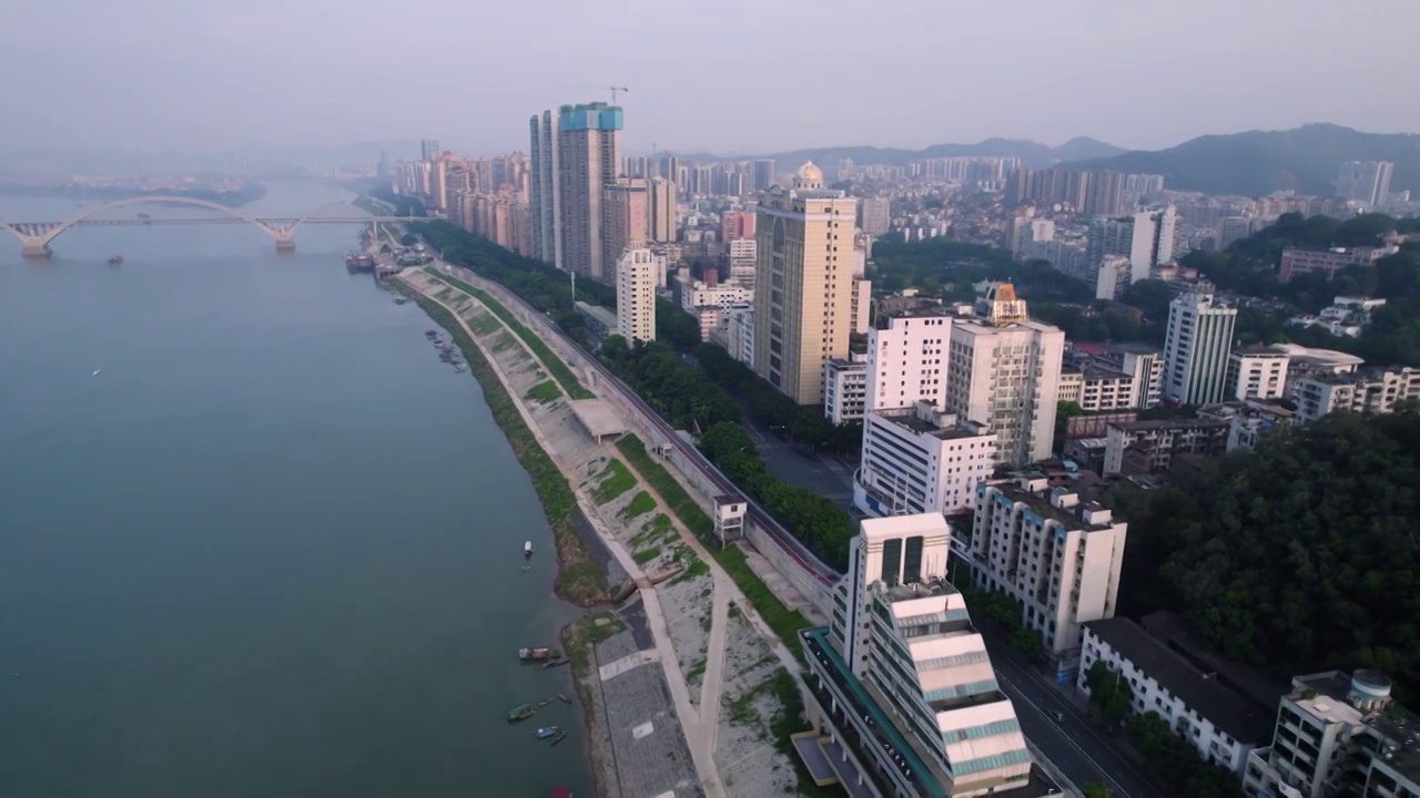 航拍广西梧州城市建筑风光天际线西江河流视频下载