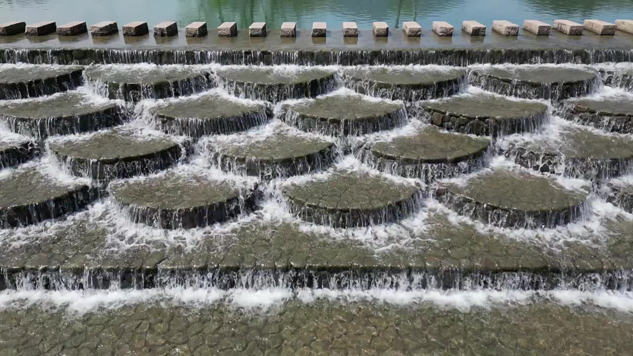 温州溪水上的石阶视频下载