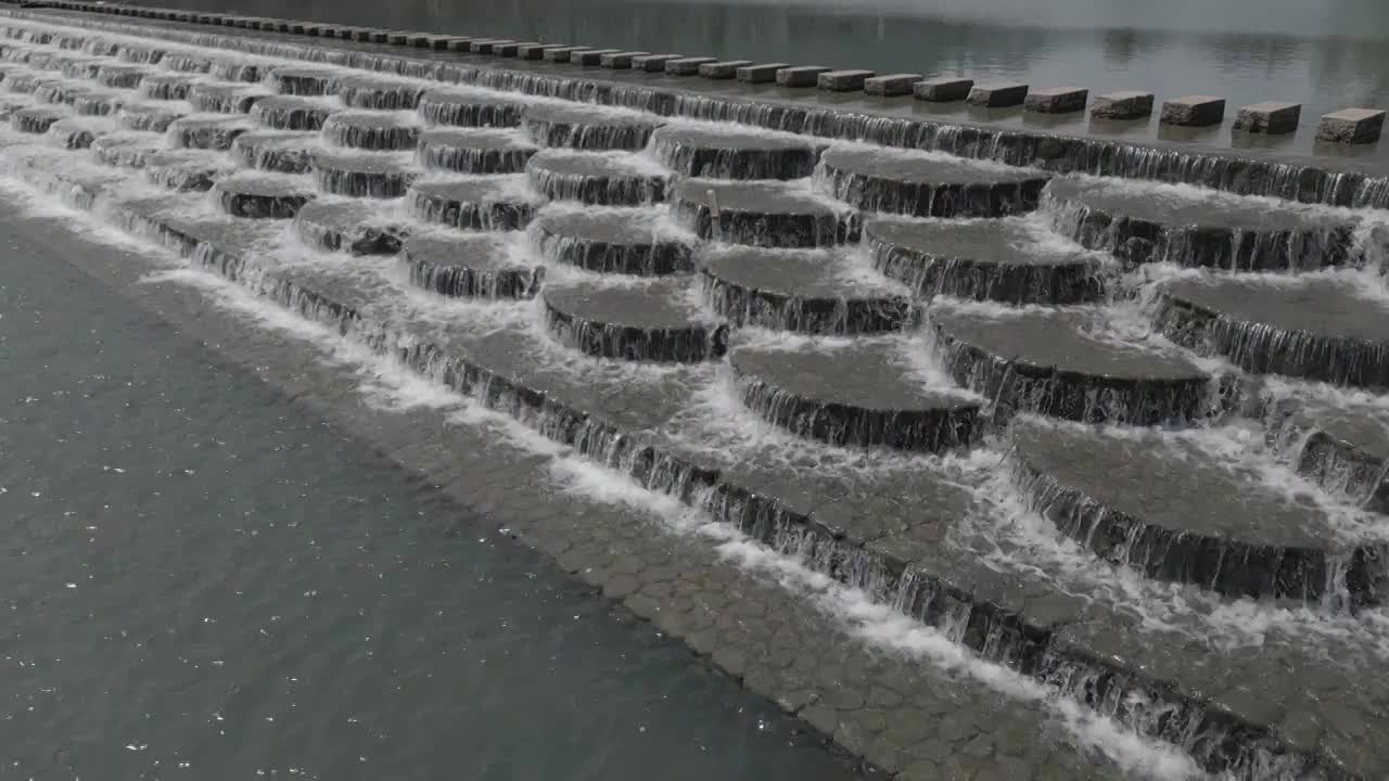 温州溪水上的石阶视频下载