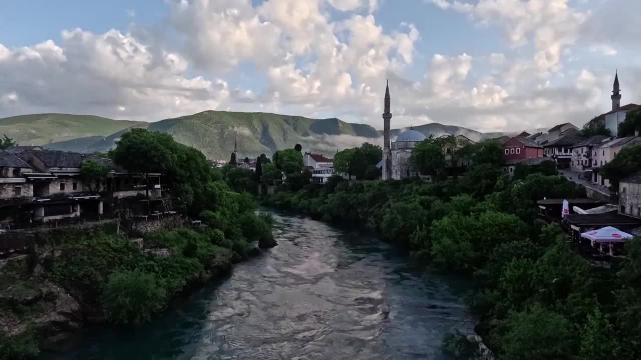 莫斯塔尔的古桥，莫斯塔尔古城，穿城而过的河流，内雷特瓦河视频下载
