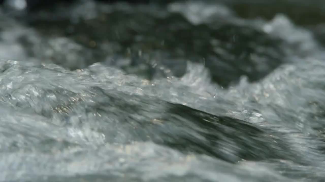 夏季老白山流动的溪水视频下载