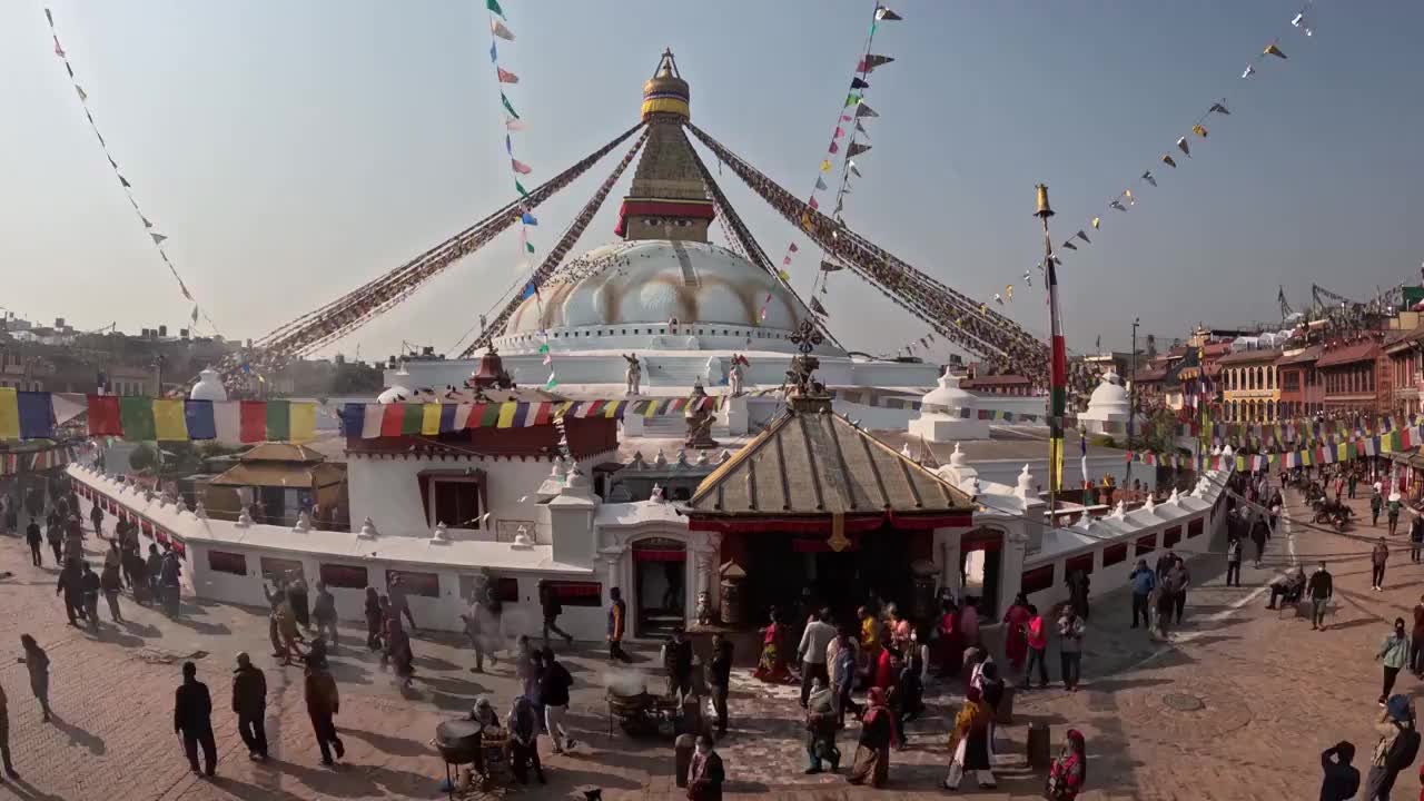 博达哈大佛塔，加德满都地标建筑，尼泊尔的佛眼，广场上飞舞的鸽子视频下载