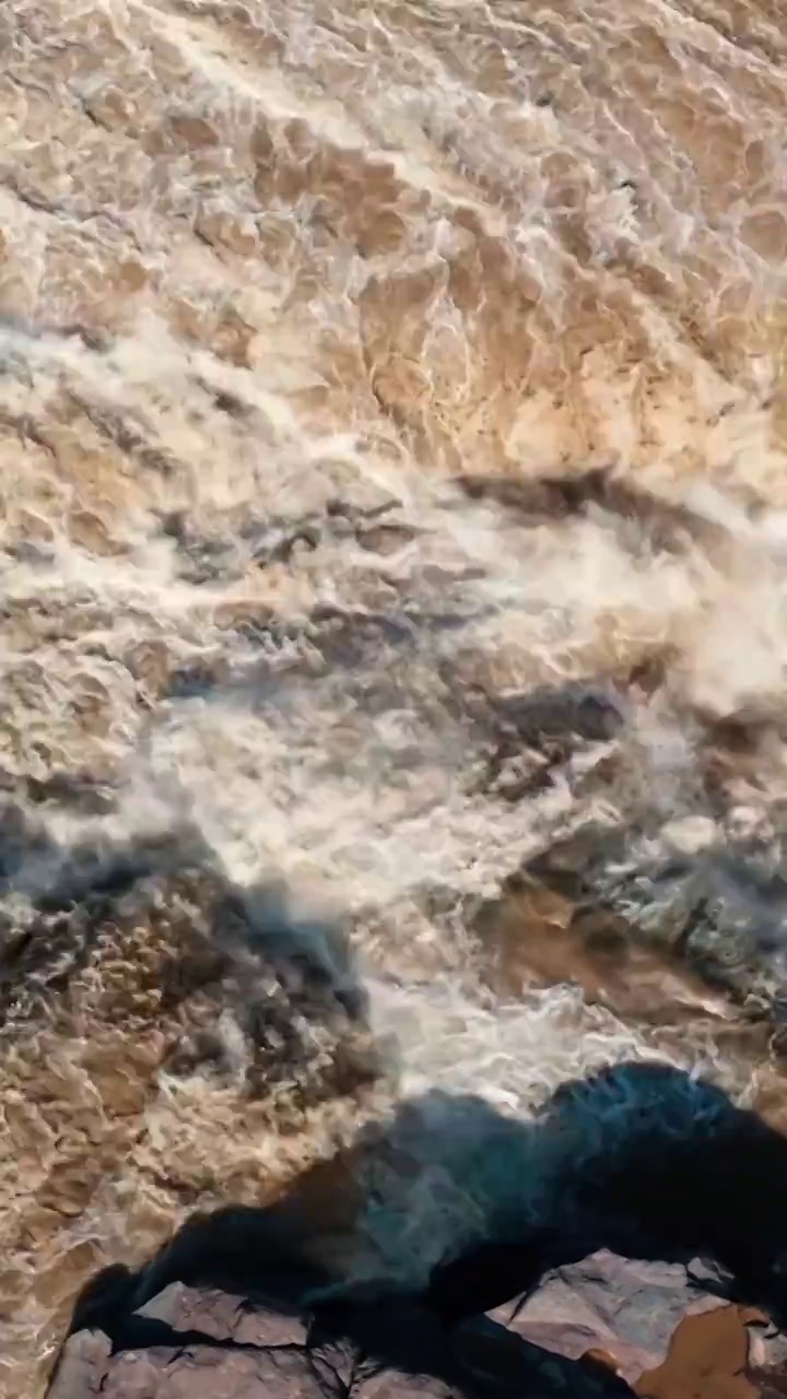 陕西壶口瀑布，黄河奔流的河水，气势恢宏，天下黄河一口收视频素材