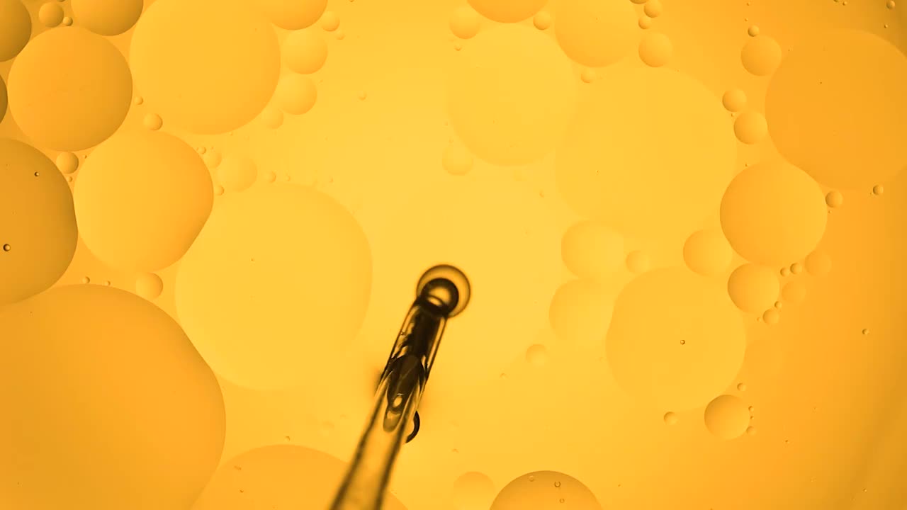 水中的金黄色油分子流动视频下载
