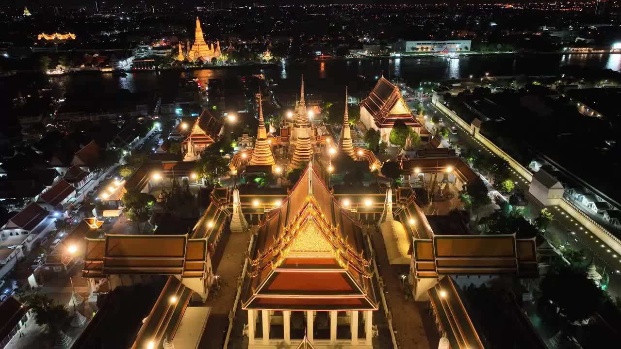 泰国曼谷大皇宫卧佛寺城市地标建筑航拍夜景天际线视频下载