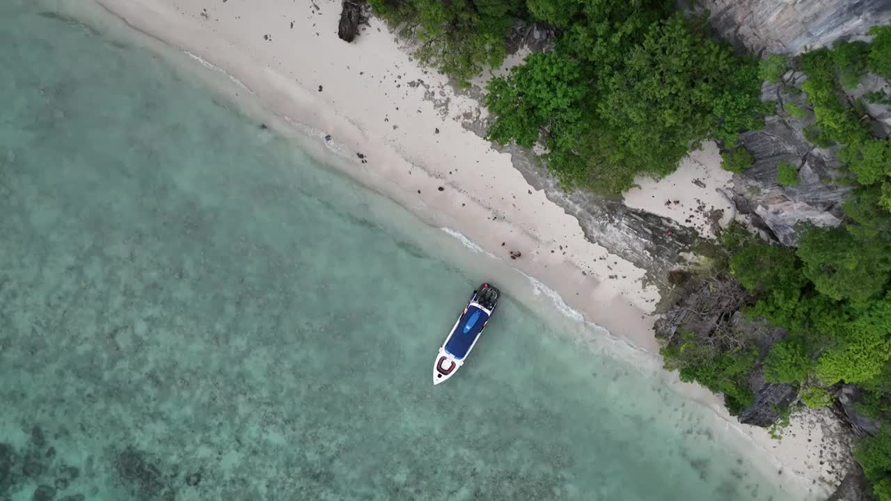 泰国皮皮岛屿Koh Phi Phi海滩游艇自然风光航拍视频下载