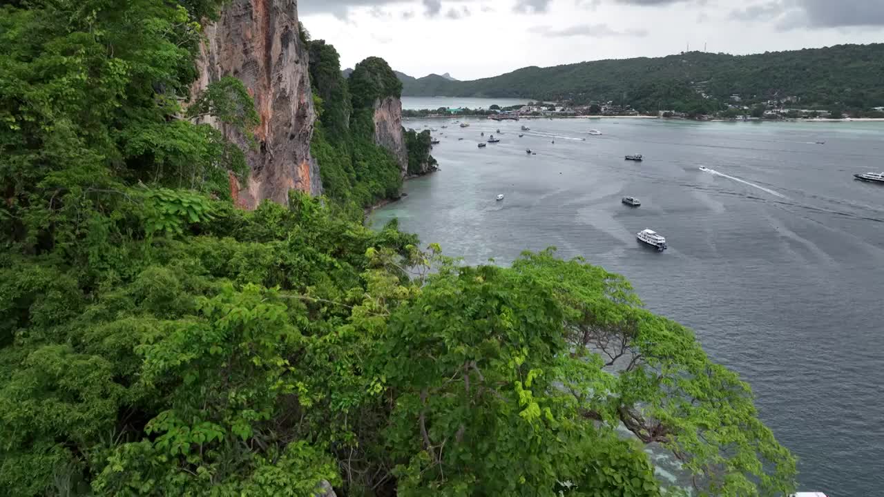 泰国皮皮岛屿Koh Phi Phi海滩游艇自然风光航拍视频下载