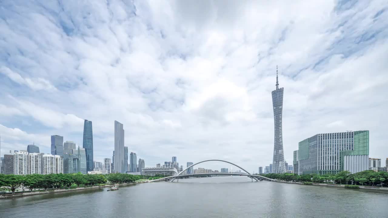 蓝天白云下的广州珠江新城风光延时视频视频素材