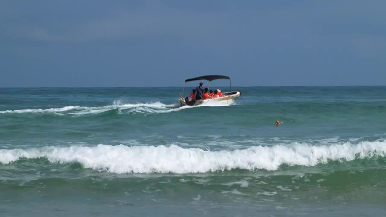 深圳西涌海滩小船快艇迎着海浪乘风破浪向前行驶视频下载